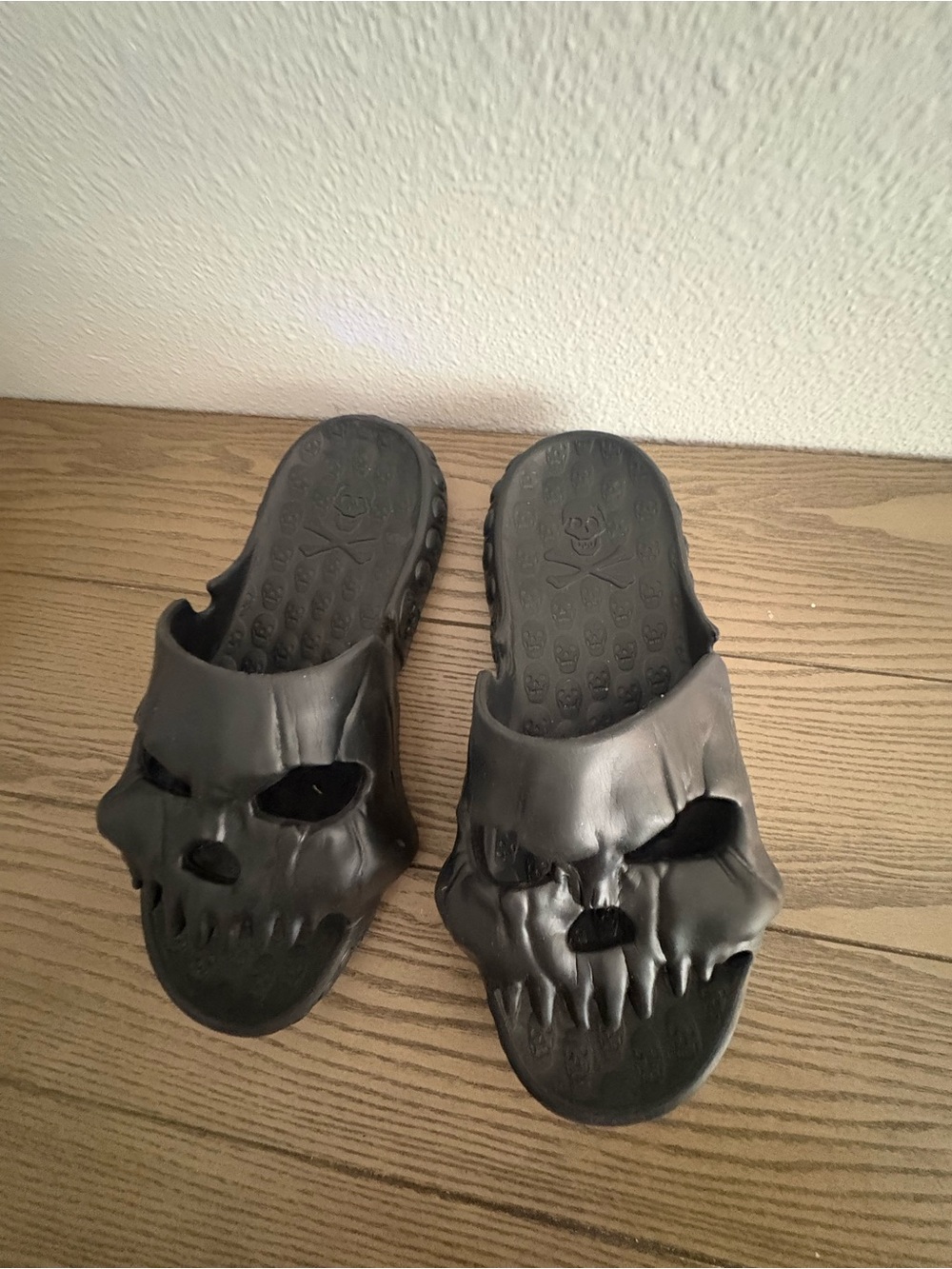 Brand new Black skull slides with skull design #skater #goth